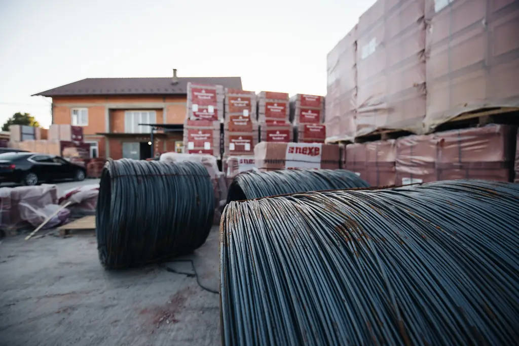 Patio de materiales para construcción con rollos de alambrón y tarimas de ladrillo emplayadas